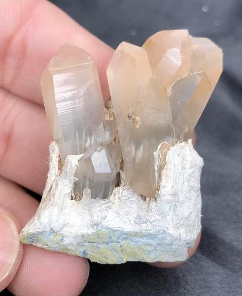 Zeer zeldzame natuurlijke Amfiboolkwarts kristallen / matrix, Verzamelen, Mineralen en Fossielen, Ophalen of Verzenden
