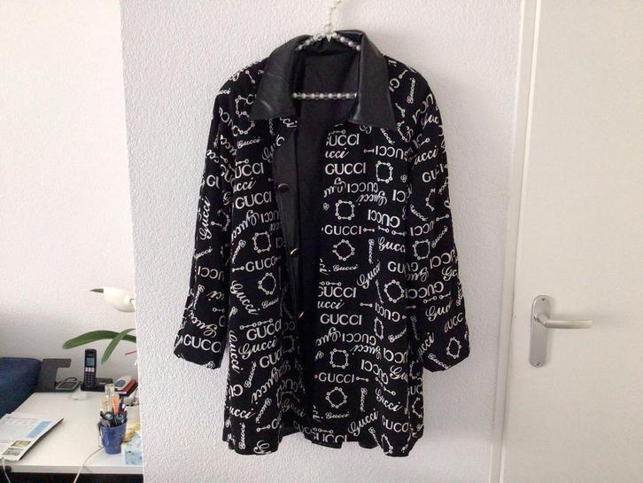 Jas met Gucci motief, Kleding | Dames, Grote Maten, Zo goed als nieuw, Jas of Mantel, Zwart, Ophalen of Verzenden