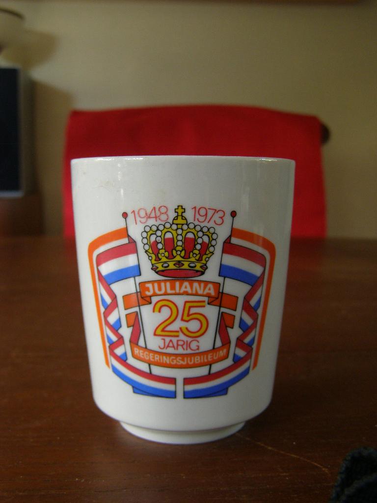 Beker 25 jaar Juliana Koningin, Verzamelen, Koninklijk Huis en Royalty, Ophalen of Verzenden, Zo goed als nieuw, Servies