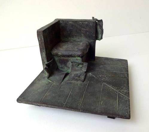 Bronzen beeld stoel vierkante ondergrond Eric Claus 2999-b, Antiek en Kunst, Antiek | Koper en Brons, Brons, Ophalen of Verzenden