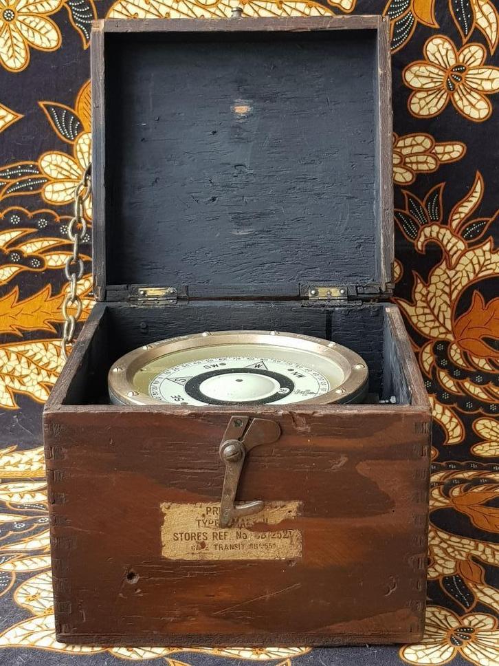 Mooie oude combinatie van scheepskompas in een Spitfire kist, Antiek en Kunst, Antiek | Woonaccessoires, Ophalen of Verzenden