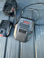 Bosch accuoplader met 2 accu’s, Doe-het-zelf en Verbouw, Gereedschap | Machine-onderdelen en Toebehoren, Ophalen of Verzenden
