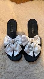 Chanel Slippers - Stijlvol en Comfortabel, Ophalen of Verzenden, Gedragen, Zwart, Slippers