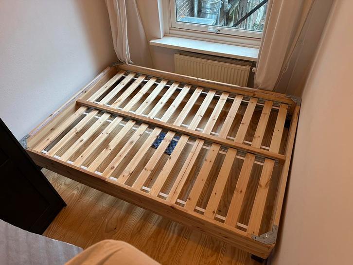Houten bedframe 140 met lattenbodem, Huis en Inrichting, Slaapkamer | Bedden, Zo goed als nieuw, Eenpersoons, 90 cm, Hout, Bruin