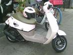 BTC Snor Scooter 25 km Roze met Roze Helm