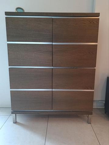 Houten Kast met Metalen Accenten van Goossens beschikbaar voor biedingen