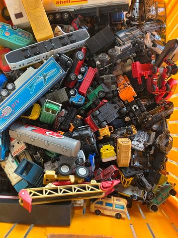 Miniatuur auto’s kist met diverse auto’s beschikbaar voor biedingen