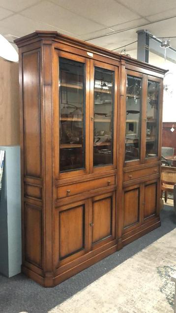 Buffetkast beschikbaar voor biedingen