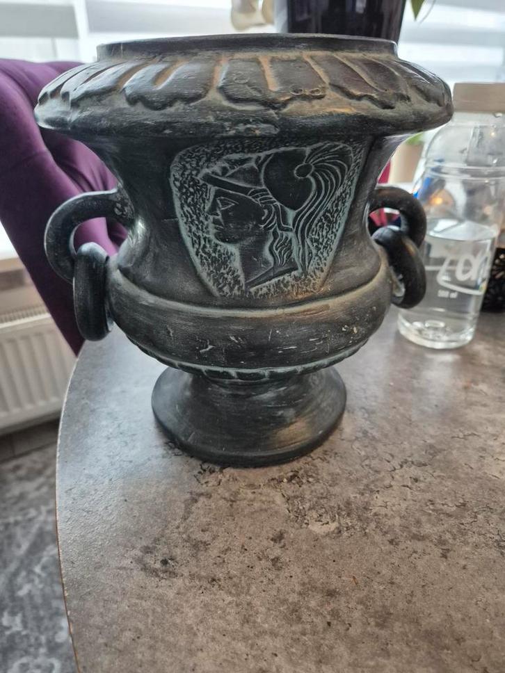 Oude Bloempot met Klassiek Design, Huis en Inrichting, Woonaccessoires | Vazen, Gebruikt, Overige kleuren, Minder dan 50 cm, Steen