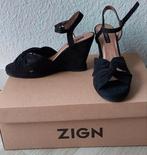 Zwarte Suede Sleehakken | Maat 39 | Verstelbare enkelbandjes, Schoenen met lage hakken, Zwart, Ophalen of Verzenden, Zo goed als nieuw