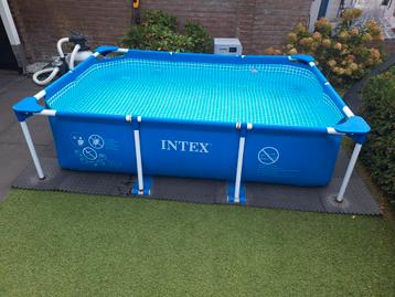 Zwembad incl pomp afdekzeil en matten voor eronder beschikbaar voor biedingen