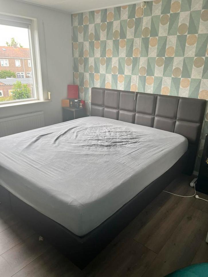 Tempur  bed 200 x 220., Huis en Inrichting, Slaapkamer | Boxsprings, Zo goed als nieuw, Overige maten, 220 cm, Tweepersoons, Bruin