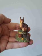 Eekhoorn van kunsthars met boomstronk 4.5x7.5cm, Ophalen of Verzenden, Zo goed als nieuw, Wild dier, Beeldje of Figuurtje