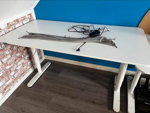 BEKANT wit bureau zit/sta elektrisch, 160x80 cm, Huis en Inrichting, Bureaus, Zo goed als nieuw, Stabureau, Elektrisch, In hoogte verstelbaar