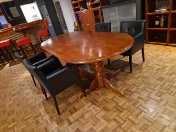 Grote tafel met 8 identieke stoelen beschikbaar voor biedingen