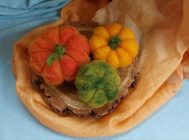 Pompoentjes, waldorf, wol, vilt, seizoenstafel, jaartafel, Hobby en Vrije tijd, Vilt, Nieuw, Versiering, Wolvilt, Ophalen of Verzenden