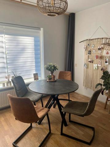 Eetafel en stoelen beschikbaar voor biedingen