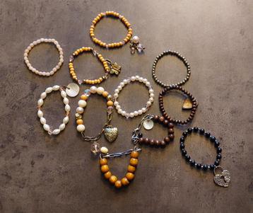 Leuke set met verschillende armbanden met elastiek €2,- beschikbaar voor biedingen