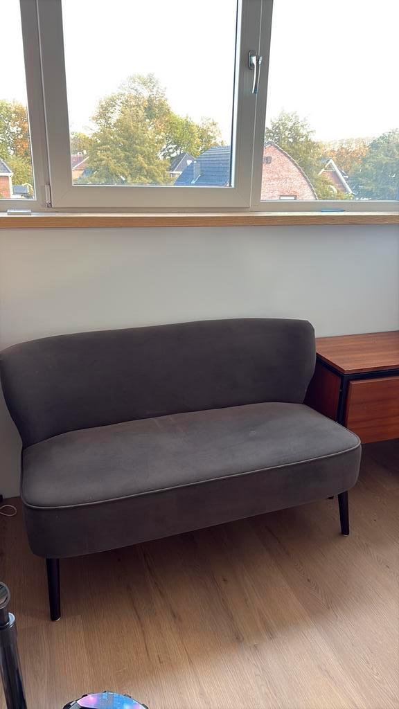 WOOOD Sara Velvet Bankje donkergrijs, Huis en Inrichting, Banken | Sofa's en Chaises Longues, Zo goed als nieuw, Tweepersoons