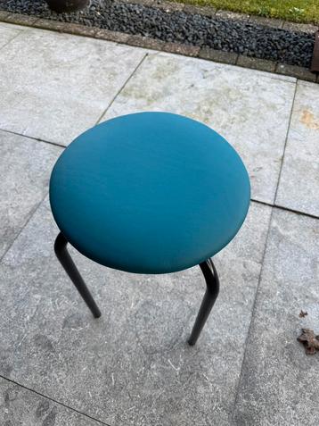 Rond krukje vier Poots , nieuw gestoffeerd met leer beschikbaar voor biedingen