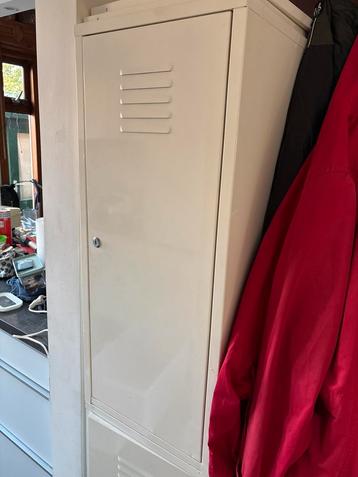 IJzeren lockers beschikbaar voor biedingen
