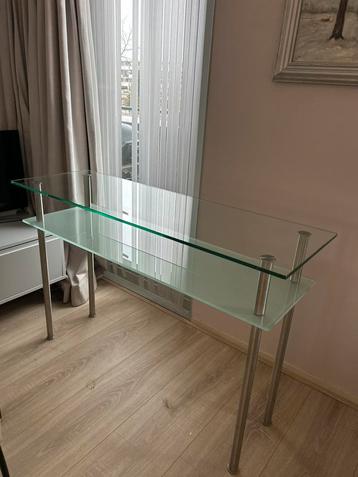 Glazen sidetable beschikbaar voor biedingen