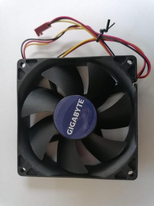 PC Fan 92mm 3 pin Gigabyte DF0922512RFDN (Nieuw), Computers en Software, Computerbehuizingen, Nieuw, Ophalen