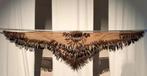 Grote vogel van jute en veren, vier meter breed, Ophalen