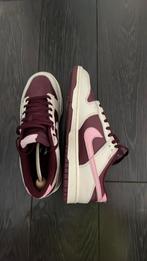 Dunk low valentines day maat 43, Kleding | Heren, Schoenen, Overige kleuren, Nike, Ophalen of Verzenden, Sneakers of Gympen