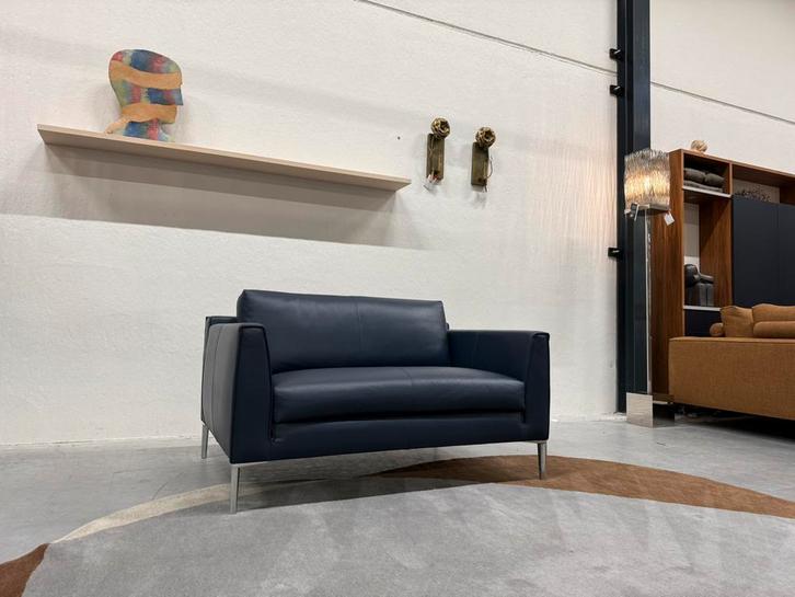 Nieuw Design on Stock Heelz Loveseat Blauw leer design stoel, Huis en Inrichting, Fauteuils, Nieuw, Leer, 125 cm of meer, 75 tot 100 cm