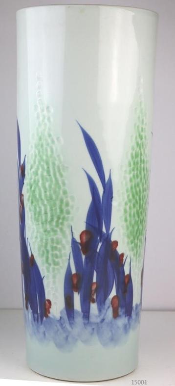 grote vaas versierd met bloemen. beschikbaar voor biedingen