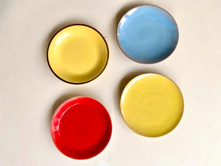 leuke schoteltjes, keramiek, 2 handgemaakt, geel/blauw/rood, Huis en Inrichting, Keuken | Servies, Zo goed als nieuw, Overige stijlen