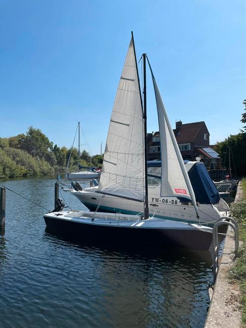 Polyvalk met 4pk buitenboordmotor, Watersport en Boten, Open zeilboten, Zo goed als nieuw, Valk, 6 meter of meer, Polyester, Buitenboordmotor
