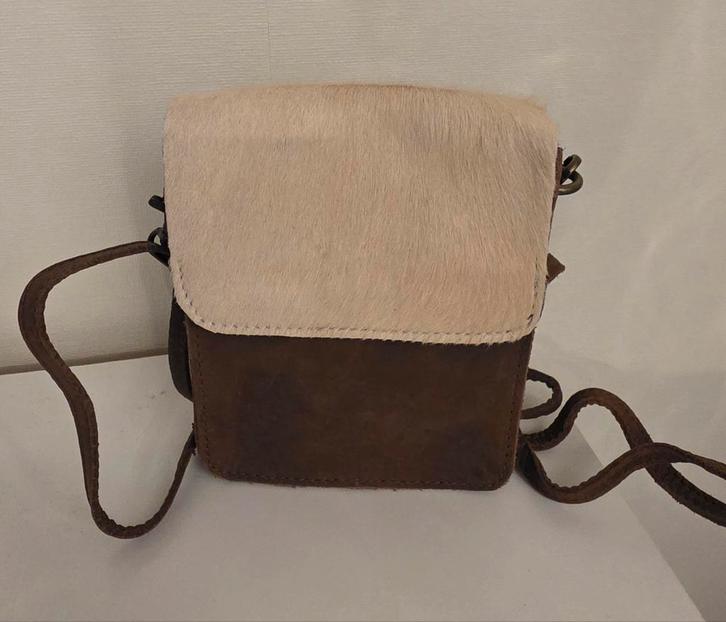 Bruin leren schoudertasje met vacht, Sieraden, Tassen en Uiterlijk, Tassen | Damestassen, Nieuw, Schoudertasje, Bruin, Ophalen of Verzenden