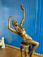Bronzen Art Deco Beeld van Danseres met wijn . Naar Chiparus, Antiek en Kunst, Ophalen of Verzenden