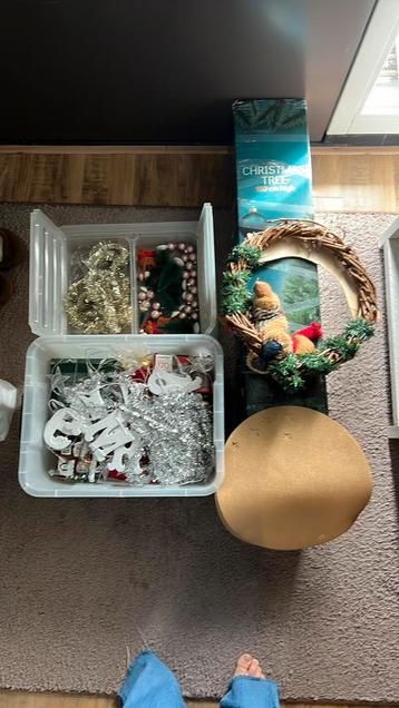 Kerstboom en versiering beschikbaar voor biedingen