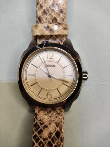 Defect Fossil horloge beschikbaar voor biedingen