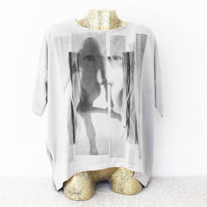 Prachtige Veto Top (M) - 29 € 25,-, Kleding | Dames, T-shirts, Zo goed als nieuw, Maat 38/40 (M), Grijs, Korte mouw, Ophalen of Verzenden