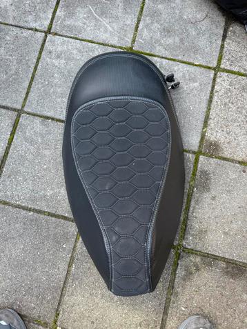 Zip Zadel RS beschikbaar voor biedingen