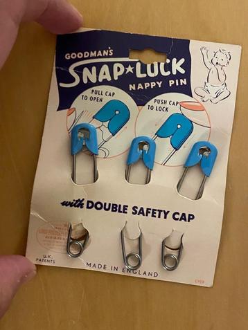 3 blauwe Brocante vintage luierspelden op origineel kaartje  beschikbaar voor biedingen