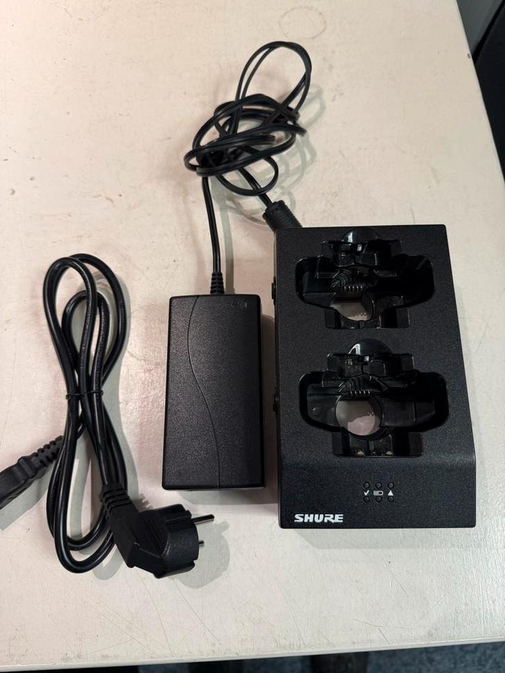 Shure SBC200 2-bay batterijlader, Muziek en Instrumenten, Microfoons, Gebruikt, Overige typen, Draadloos, Ophalen of Verzenden