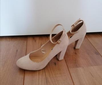 MOOIE zandbeige pumps met enkelbandje mt. 38 - nieuw   beschikbaar voor biedingen