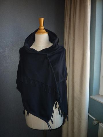 Uno Deu zwarte leuke poncho met drukkers beschikbaar voor biedingen