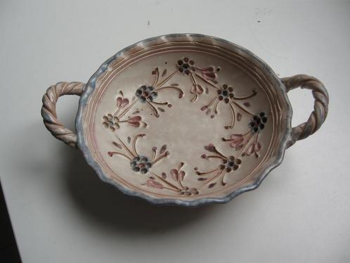 Prachtig hand gemaakt bloemen schaaltje met 2 oortjes €15.-, Antiek en Kunst, Antiek | Keramiek en Aardewerk, Ophalen of Verzenden