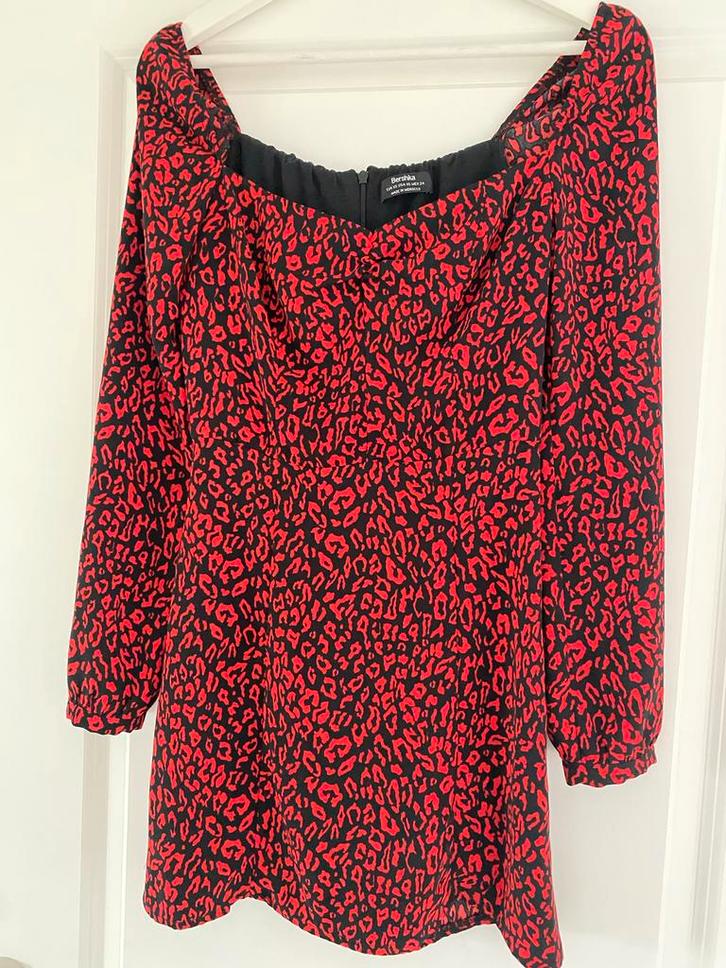 Bershka Panter Jurkje XS, Kleding | Dames, Jurken, Zo goed als nieuw, Maat 34 (XS) of kleiner, Rood, Boven de knie, Ophalen of Verzenden