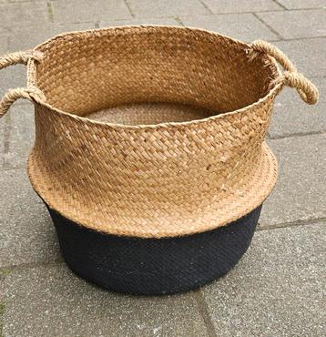 Rieten/rotan mand met zwarte onderkant  beschikbaar voor biedingen