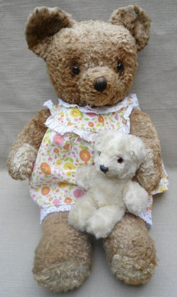 Oude teddybeer met oranje wit setje aan en vriendje, Verzamelen, Beren en Cherished Teddies, Gebruikt, Stoffen beer, Overige merken