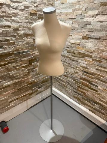 Paspop met standaard beschikbaar voor biedingen