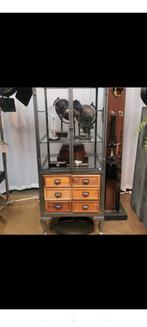 Industriële vitrinekast gietijzer, glas, hout, Huis en Inrichting, Kasten | Vitrinekasten, Ophalen, Gebruikt, 50 tot 100 cm, Glas