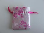 Cadeauzakje, buideltje voor sieraden, roze stof met bloesem, Ophalen of Verzenden, Zo goed als nieuw